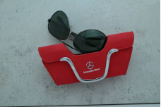 Авточохол Mercedes для окулярів червоний