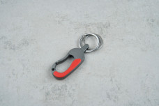 Брелок карабін металевий фігурний з червоною вставкою
