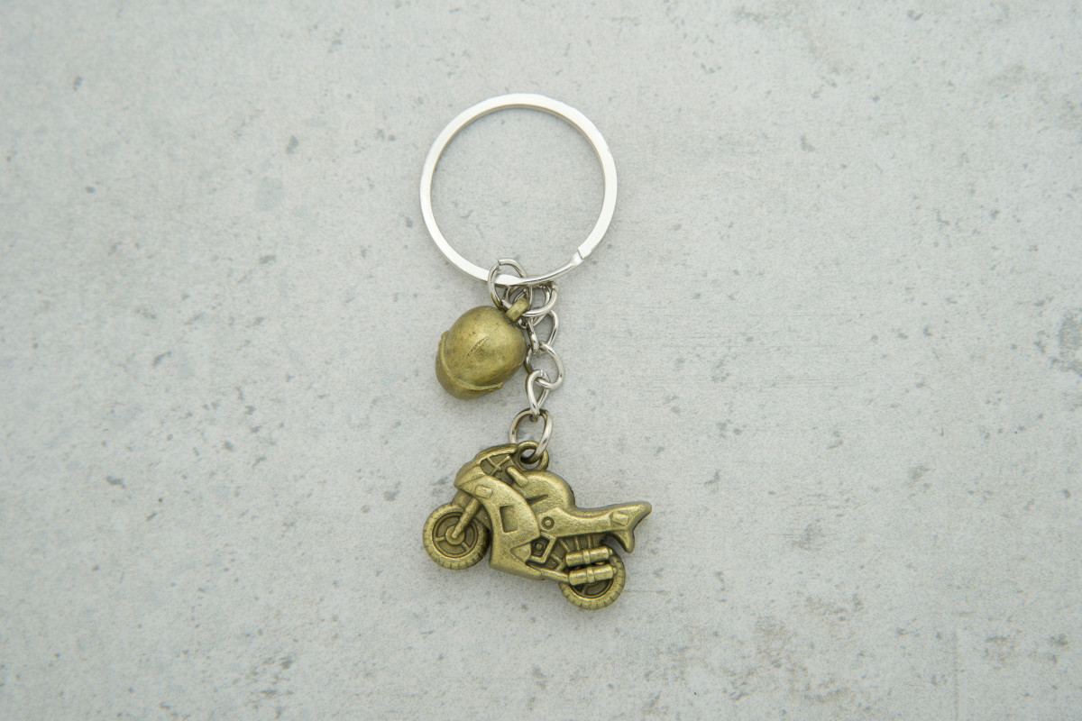 Брелок Мотоцикл з шоломом металевий латунь