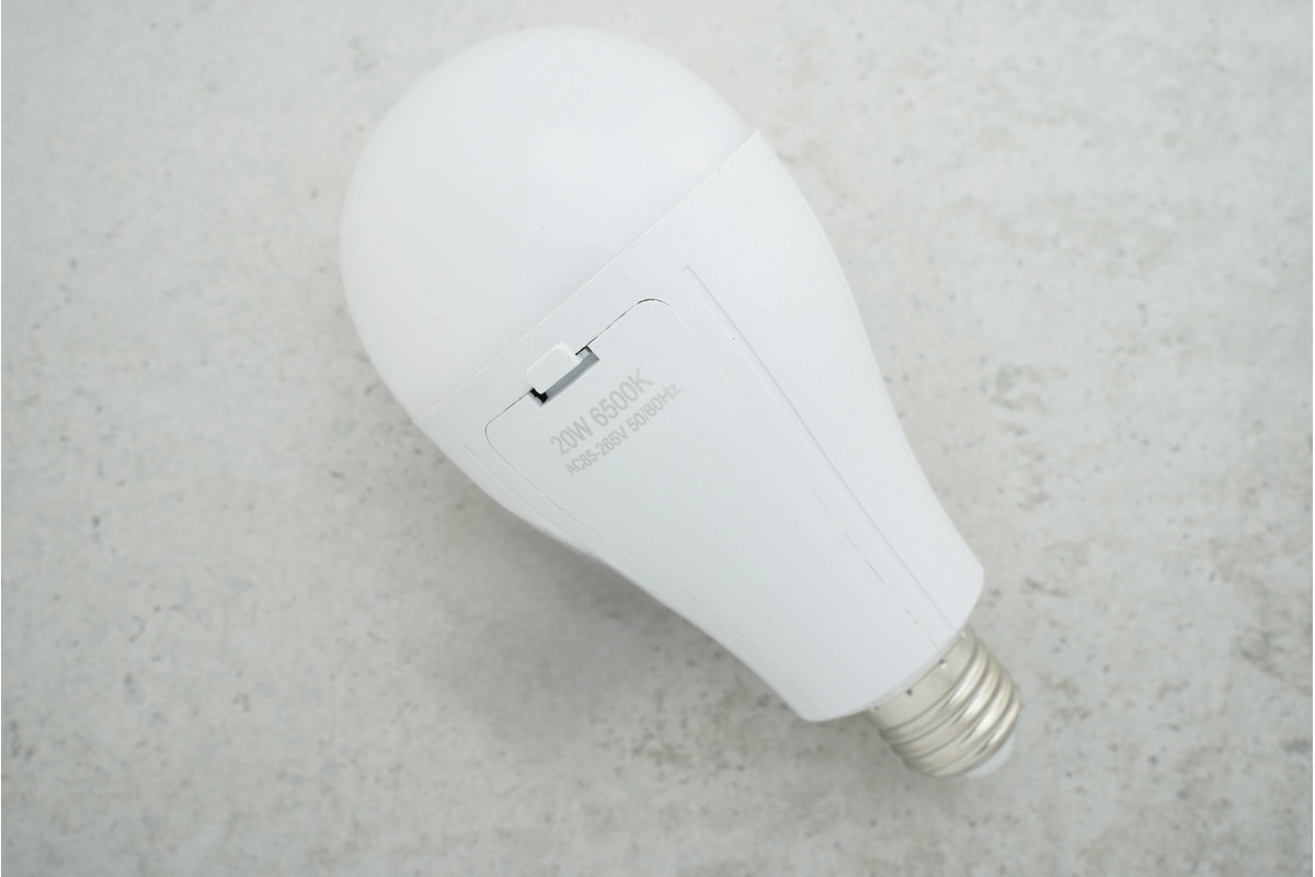 Лампа світлодіодна LED 20W Y3920 на двох акумуляторах під цоколь E27