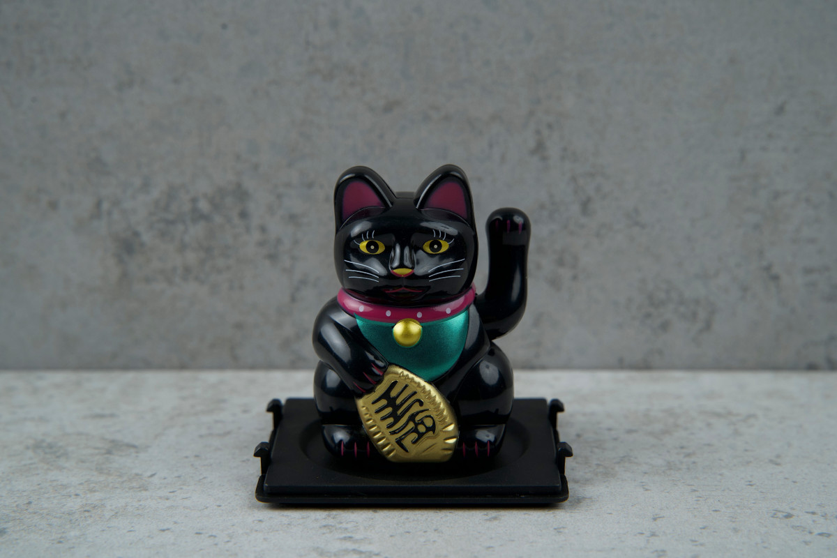 На захист японский кіт Манекі Неко 6,5см чорний (на сонячній батареї)