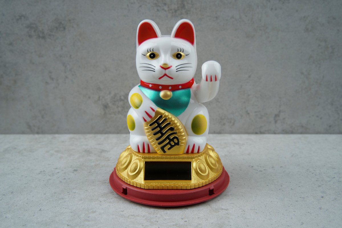 На енергію японский кіт Манекі Неко 6,5см білий (на сонячній батареї)