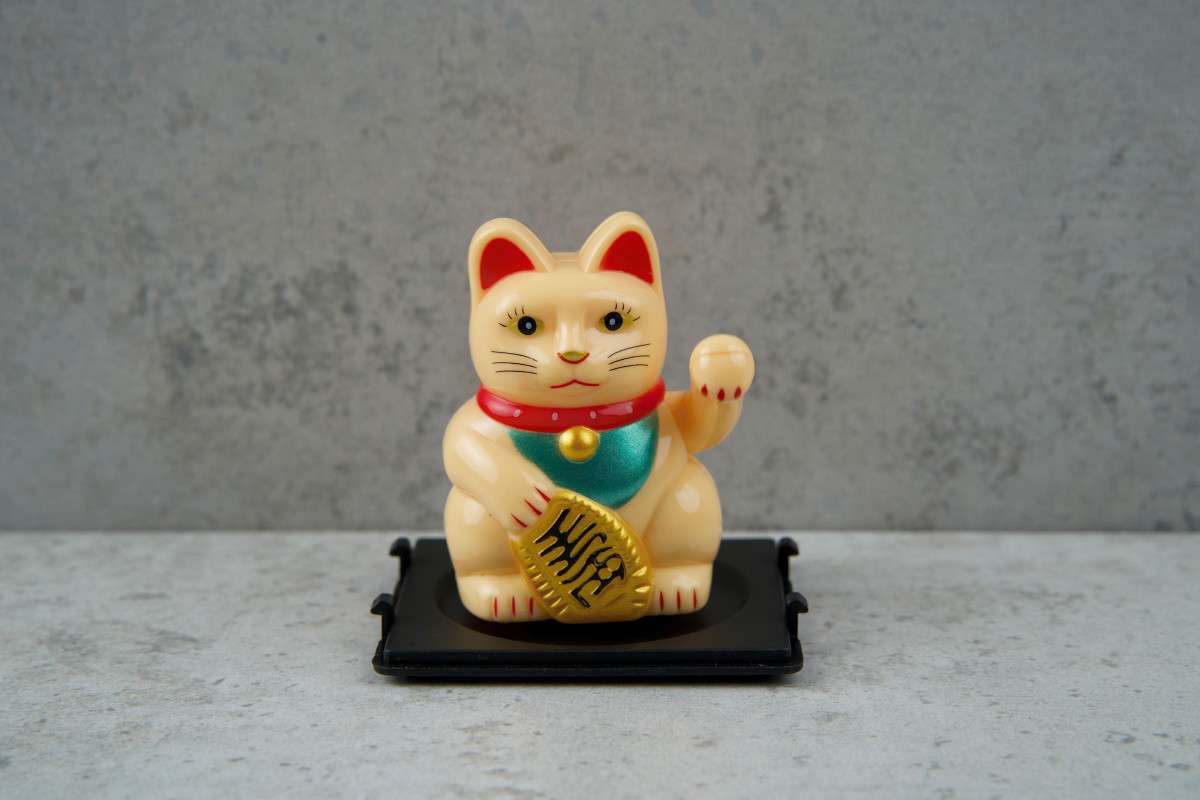 На щастя японский кіт Манекі Неко 6,5см бежевий (на сонячній батареї) 