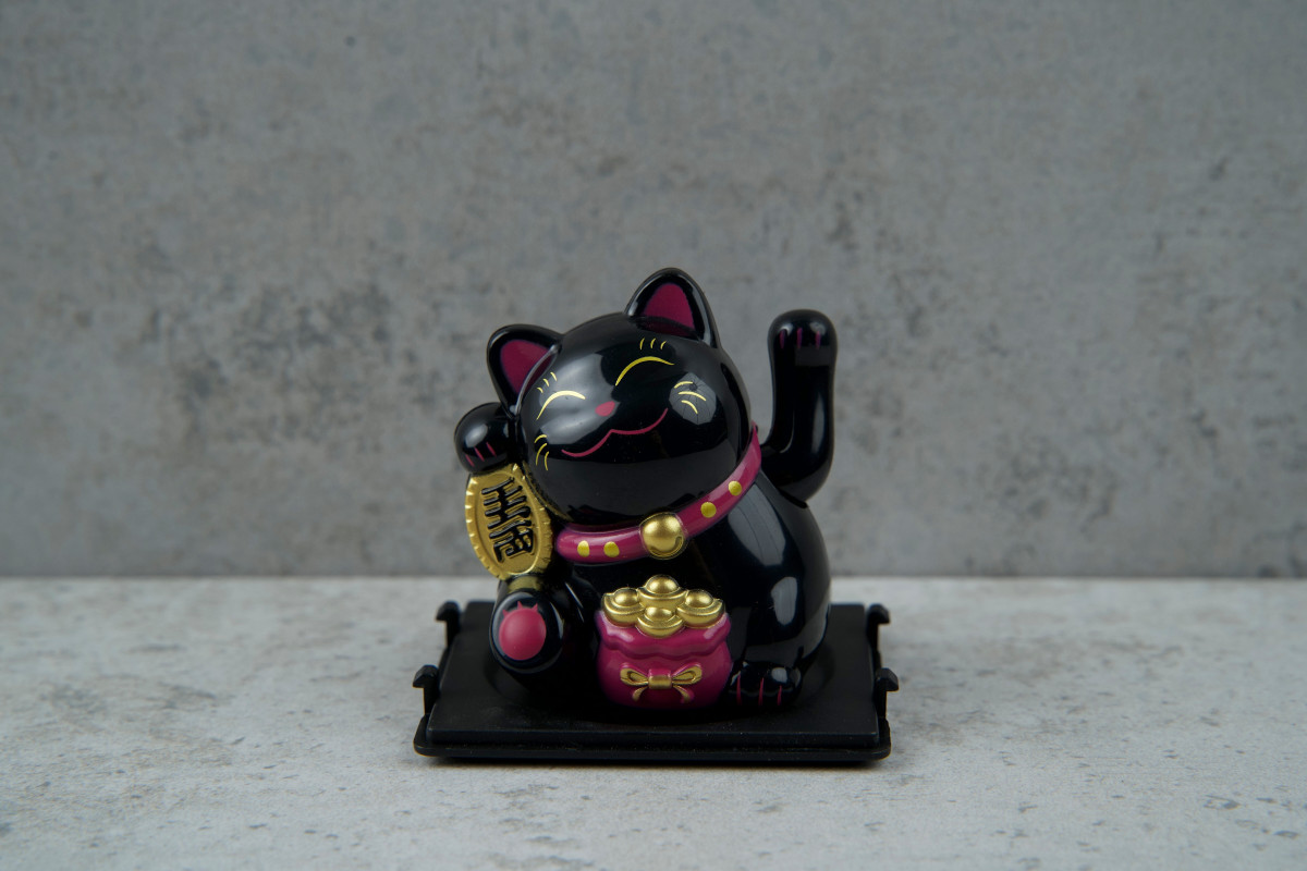 На щастя японский кіт Манекі Неко 6,5см чорний (на сонячній батареї)