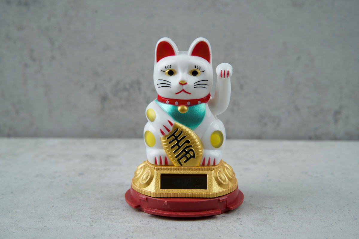 На енергію японский кіт Манекі Неко 10см білий (на сонячній батареї)