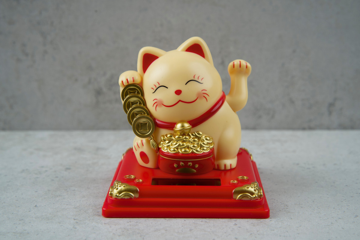 На гроші японский кіт Манекі Неко 8,5см бежевий (на сонячній батареї)