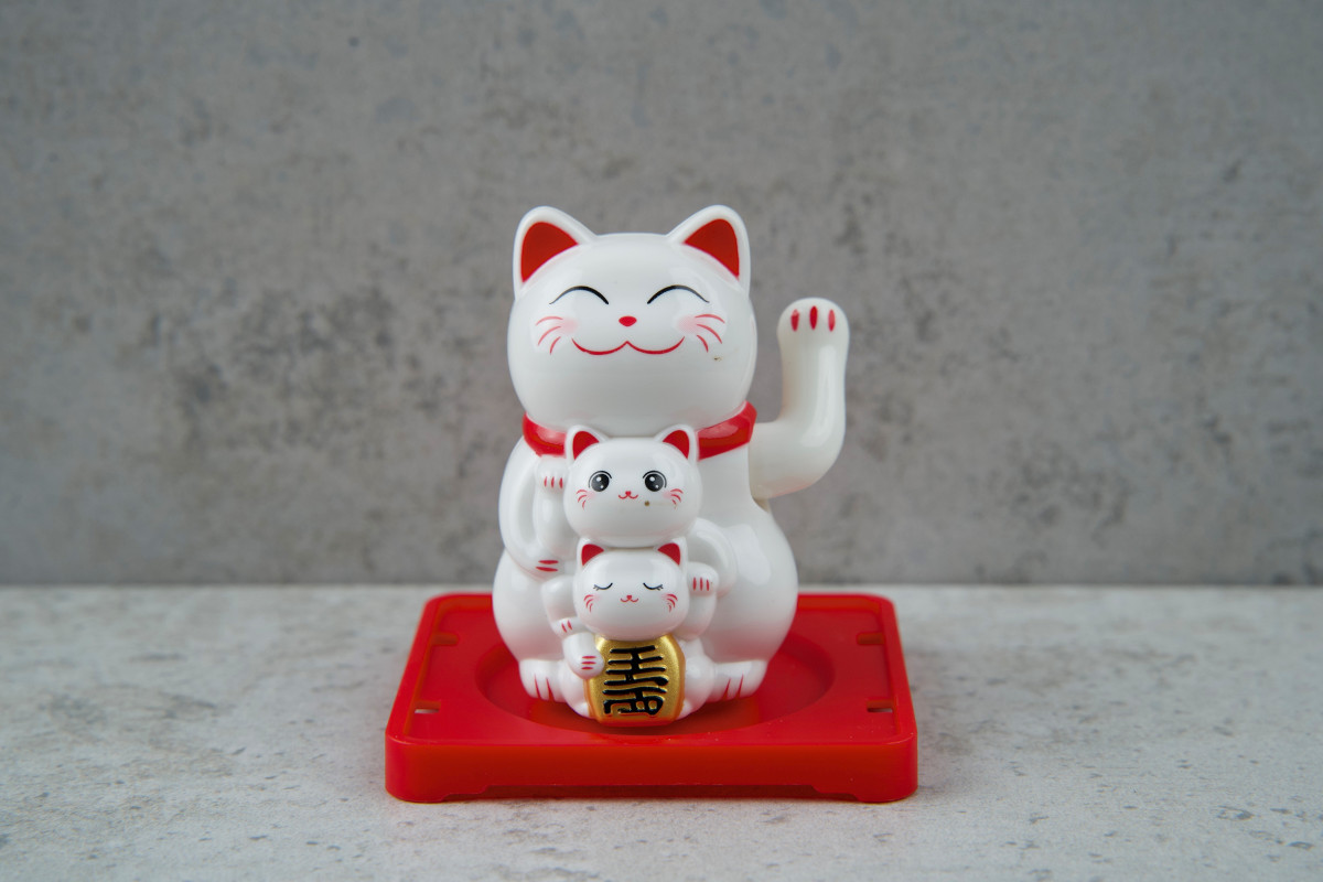 На енергію японский кіт Манекі Неко 6,5см білий (на сонячній батареї)