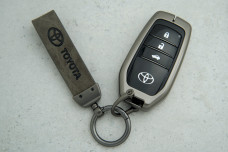 Чохол Toyota сірий метал + шкіра, універсальний