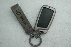 Чохол SKODA сірий метал + шкіра, універсальний