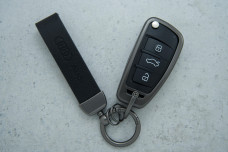 Чохол Audi чорний метал шкіра універсальний