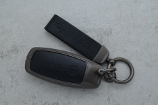 Чохол Nissan чорний метал шкіра універсальний