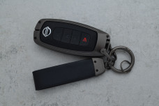 Чохол Nissan чорний метал шкіра універсальний