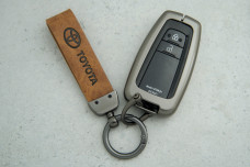 Чохол Toyota сірий коричневий метал шкіра універсальний