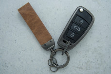 Чохол Audi коричневий сірий метал шкіра універсальний