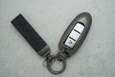 Чохол Nissan чорний сірий метал + шкіра, універсальний