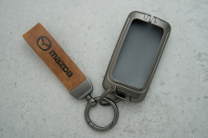 Чохол Mazda коричневий сірий шкіра + метал універсальний