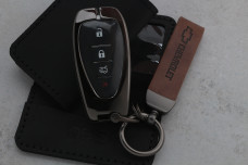 Чохол Chevrolet коричневий сірий метал шкіра універсальний