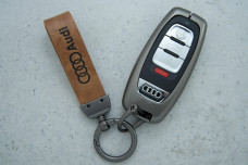 Чохол Audi сіро коричневий метал шкіра універсальний