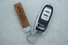 Чохол Audi коричневий метал шкіра універсальний