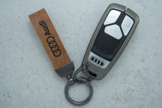 Чохол Audi коричневий сірий шкіра метал універсальний