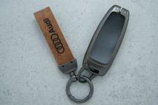 Чохол Audi сірий коричневий метал шкіра універсальний