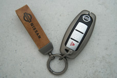 Чохол Nissan коричневий сірий метал + шкіра, універсальний