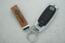 Чохол Nissan коричневий шкіра + метал, універсальний