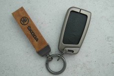 Чохол Skoda коричневий сірий шкіра + метал, універсальний