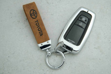 Чохол Toyota коричневий сірий метал шкіра універсальний