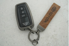 Чохол Toyota коричневий сірий метал + шкіра, універсальний