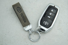 Чохол Toyota сірий метал шкіра універсальний