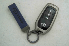 Чохол Toyota сірий синій метал + шкіра універсальний