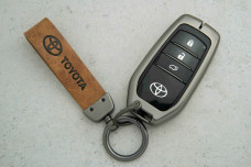 Чохол Toyota сірий коричневий шкіра + метал універсальний