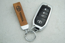 Чохол Toyota коричневий метал шкіра універсальний