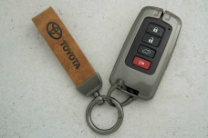 Чохол Toyota сірий коричневий метал шкіра універсальний