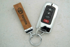 Чохол Toyota коричневий метал шкіра універсальний