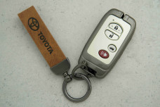 Чохол Toyota сірий коричневий метал шкіра універсальний