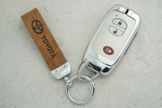 Чохол Toyota коричневий метал шкіра універсальний