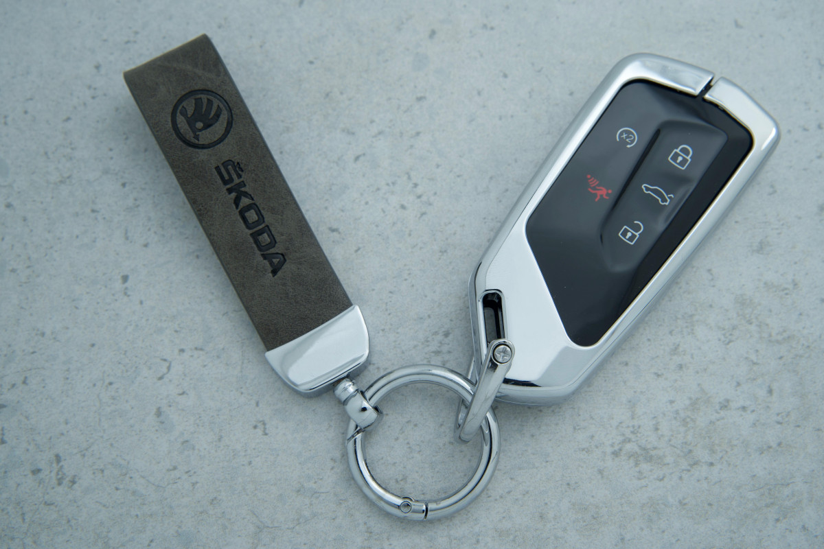 Чохол Skoda сірий метал шкіра універсальний