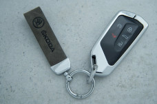 Чохол Skoda сірий метал шкіра універсальний