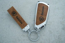 Чохол  Skoda коричневий шкіра метал універсальний 