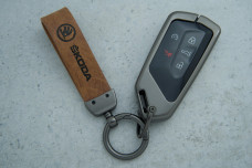 Чохол Skoda коричневий сірий метал шкіра універсальний