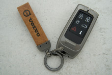 Чохол Volvo коричневий сірий шкіра + метал, універсальний