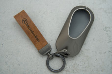 Чохол Mercedes коричнева метал + шкіра, універсальний