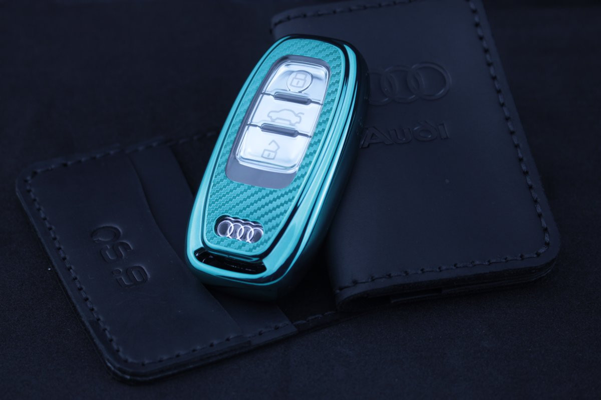 Чохол Audi carbon зелений універсальний