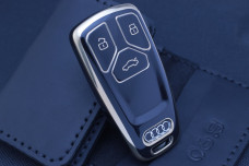 Чохол Audi чорний з золотом