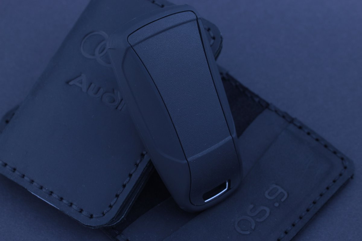 Чохол Audi чорний матовий