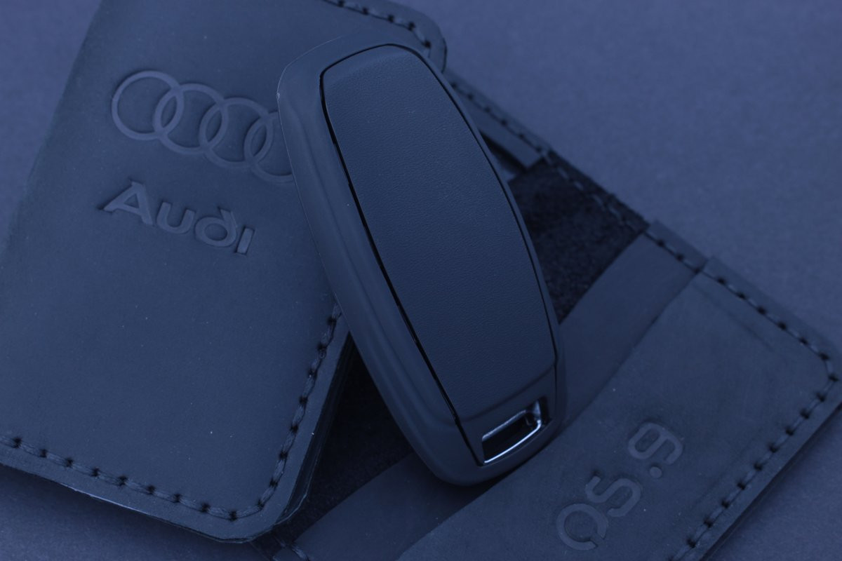 Чохол Audi чорний матовий