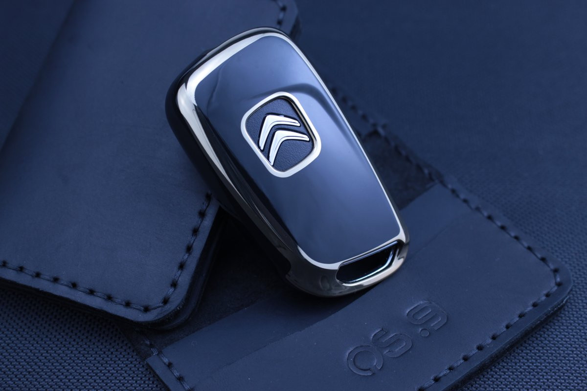 Чохол Citroen/Peugeot чорний з золотом