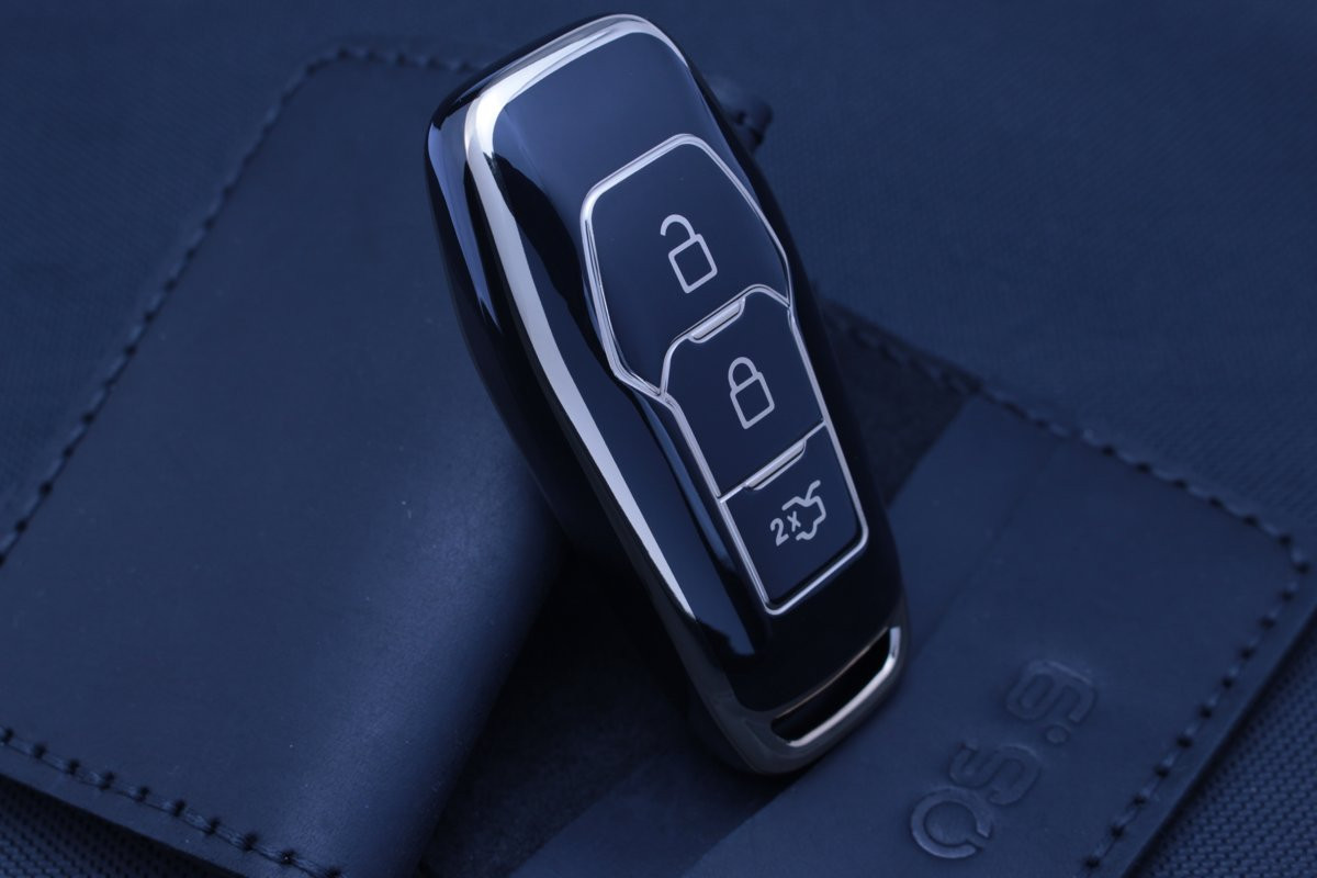 Чохол Ford чорний з золотом